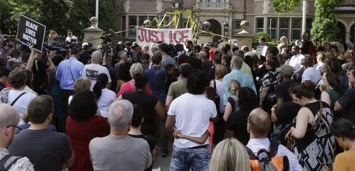 Protesty kvůli smrti Philanda Castileho před sídlem guvernátora.