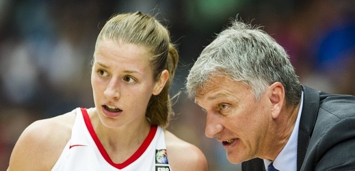 Kateřina Elhotová se radí s trenérem v zápase proti Maďarsku