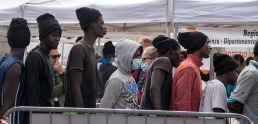 Snímek migrantů v italském přístavu.