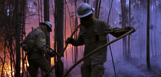 Portugalští hasiči stále bojují s neutuchajícími plameny.