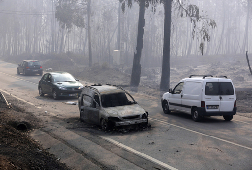 Požárem vyhořelé auto na silnici v centrálním Portugalsku.