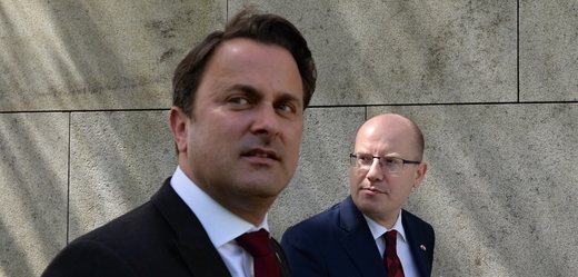 Lucemburský premiér Xavier Bettel (zleva) a Bohuslav Sobotka.