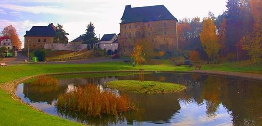 Dominantou Skalné je zachovalý vodní hrad.