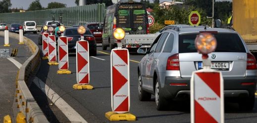 Stavební práce v mnoha případech zkomplikují českým řidičům cestu na dovolenou (ilustrační foto).