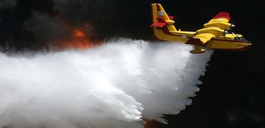 Havarovalo letadlo CANADAIR, hasiči požár ještě nezlikvidovali.