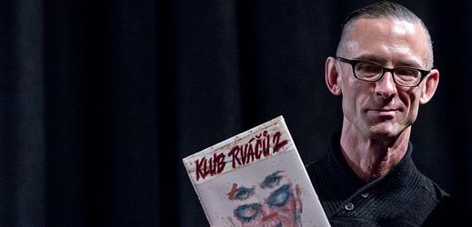 Americký spisovatel Chuck Palahniuk se svým novým komiksem Klub Rváčů 2, jehož českou verzi představil loni na festivalu.
