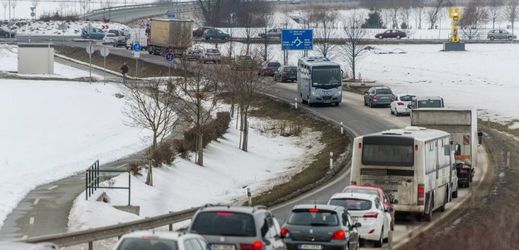 Dopravní zácpa při střídání směn v závodě Škoda Auto Kvasiny.