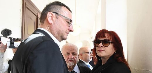 Jana Nečasová (dříve Nagyová) se svým manželem a bývalým premiérem Petrem Nečasem u soudu. Uprostřed je advokát Nečasové Eduard Bruna.