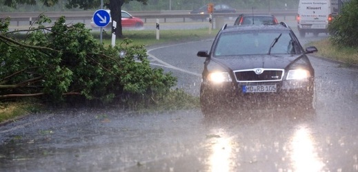 Německo přepadly silné bouře, které komplikují dopravu.