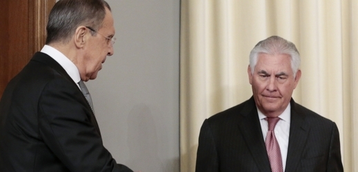 Ruský ministr zahraničí Sergej Lavrov (vlevo) a jeho americký protěšek Rex Tillerson.