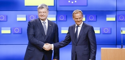 Summit EU. Ukrajinský prezident Petro Porošenko (vlevo) a předseda Evropské rady Donald Tusk.