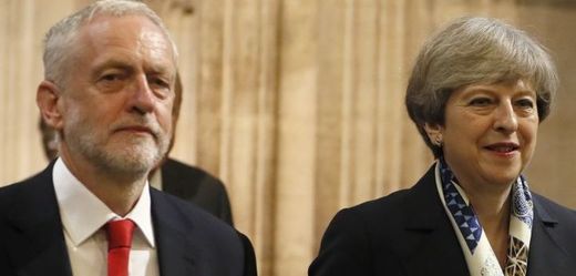Předseda britské opoziční Labouristické strany Jeremy Corbyn a britská premiérka Theresa Mayová.