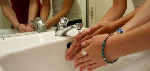 Hygienici nabádají k umývání rukou teplou vodou.