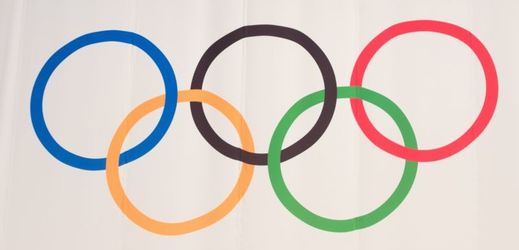 Pět propojených kruhů - symbol olympijských her.