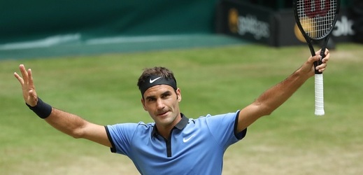 Rodger Federer slaví výhru v Halle nad obhájcem titulu.