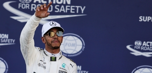 Lewis Hamilton po kvalifikační výhře v Baku.