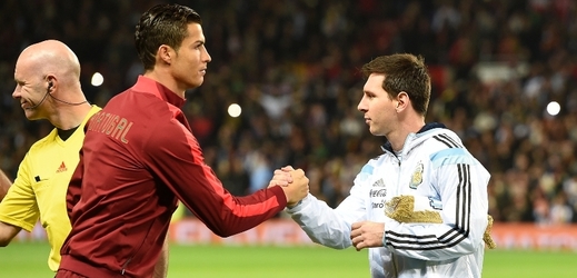 Messi a Ronaldo si podávají ruce po jednom z mezinárodních zápasů svých reprezentací.