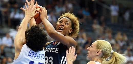 Basketbalistky Francie postoupily přes Řecko do finále evropského šampionátu.