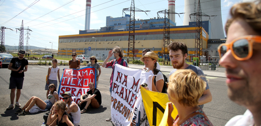 Přes dvě stovky lidí protestovaly proti prolomení limitů těžby uhlí.