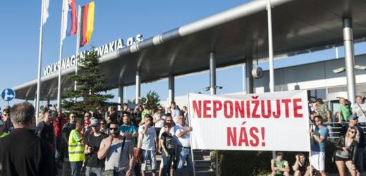 Stávka zaměstnanců bratislavské továrny německé automobilky Volkswagen.