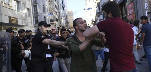 Turecká policie při zákroku proti pochodu homosexuálů.