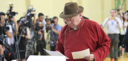 Kandidát vládnoucí Mongolské lidové strany Mijégombyn Enchbold.