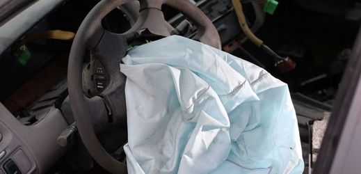 Kvůli výrobě vadných nafukovačům airbagů vyhlásila firma Takata bankrot (ilustrační foto).