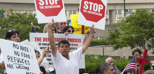 Protesty v USA proti deportacím Iráčanů.