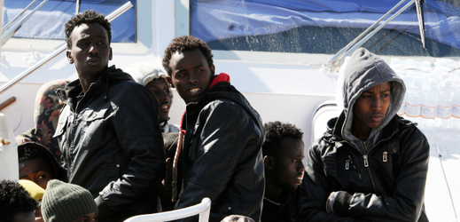 Afričtí migranti v Palermu.