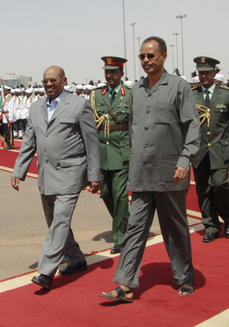 Prezident Súdánu Umar al-Bašír (vlevo) a eritrejský prezident Isaias Afwerki.
