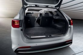 Sportwagon znamená kombi, zavazadlový prostor má v základu 440 objemových litrů.