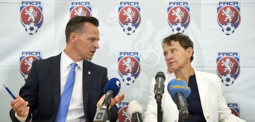 Rudolf Řepka a Eva Pasquierová při jednání FAČR s FIFA a UEFA.