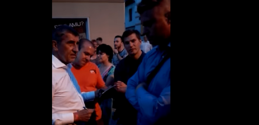 Andrej Babiš během hádky s naštvaným občanem.