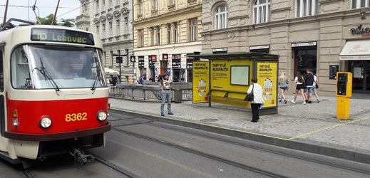 Zlomená kolej zastavila tramvaje v centru Prahy.