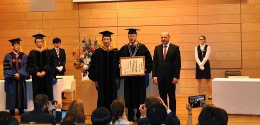 Premiérovi Bohuslavu Sobotkovi udělila tokijská univerzita Džósai čestný doktorát.