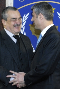 Tehdejší český ministr zahraničí Karel Schwarzenberg (vlevo) navštívil Kosovo po vyhlášení jeho nezávislosti. Na snímku s Hashimem Thacim (v té době premiér Kosova).