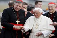 Kardinál George Pell (vlevo) s papežem Benediktem XVI.
