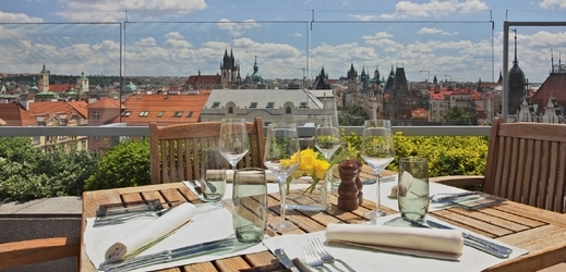 Venkovní terasa nabízí panoramatický výhled na historickou Prahu.
