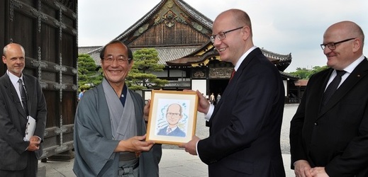 Zprava ministr kultury Daniel Herman a premiér Bohuslav Sobotka navštívili při cestě po Japonsku město Kjóto.