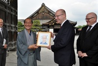 Zprava ministr kultury Daniel Herman a premiér Bohuslav Sobotka navštívili při cestě po Japonsku město Kjóto.