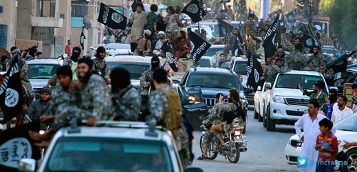 Bojovníci teroristického hnutí Islámský stát (IS) jsou obklíčení ve městě Rakka, 