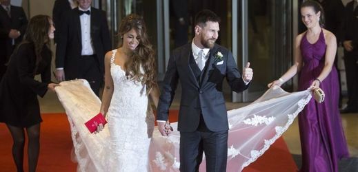 Hvězdný argentinský fotbalista Lionel Messi se oženil.