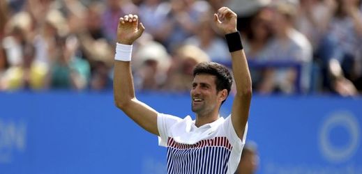Novak Djokovič slaví po půl roce zisk turnajového titulu.