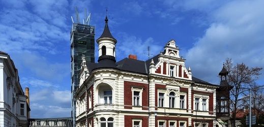 Na snímku z 30. března je pseudorenesanční vila z roku 1904 na náměstí Prokopa Velkého, vzadu vyhlídková věž zvaná Chmelový maják.
