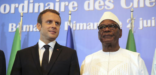 Zleva: Emmanuel Macron a Ibrahim Boubacar Keita.