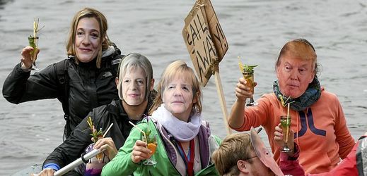 Paralelní protest na kanoích a malých lodích se odehrává i na řece Alsteru, která protéká Hamburkem.