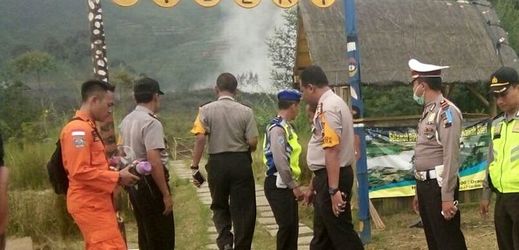 Kvůli hrozícím erupcím sopky Sileri požádaly úřady místní obyvatele i turisty, aby oblast opustili.