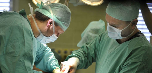 Lumír Hrabálek (vlevo) při operačním zákroku.