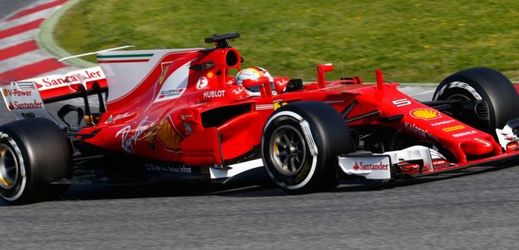 Německý pilot formule 1 Sebastian Vettel se svým monopostem Ferrari.