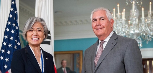 Americký ministr zahraničí Rex Tillerson (vpravo).